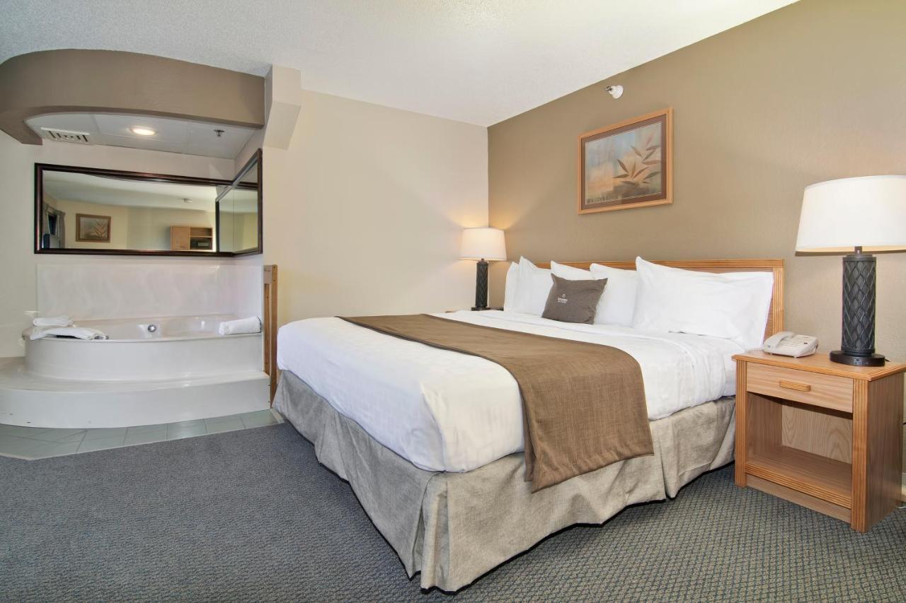 Boarders & By Cobblestone - Hotel