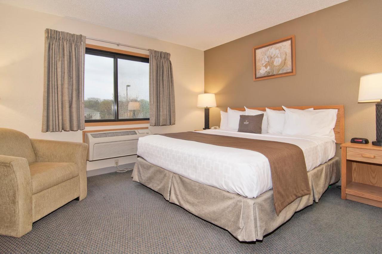 Boarders & By Cobblestone - Hotel