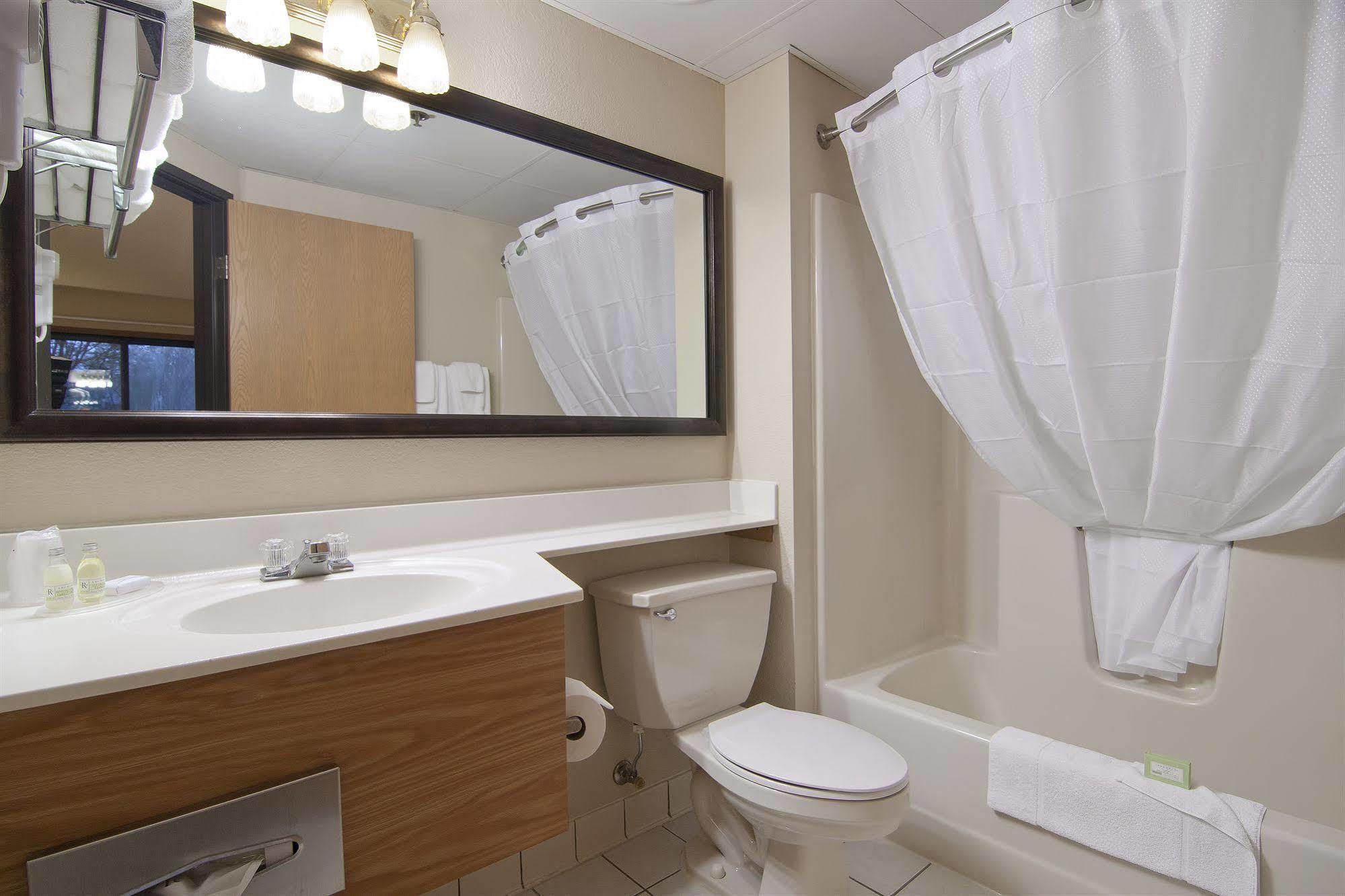 Hotel Boarders & By Cobblestone - Faribault