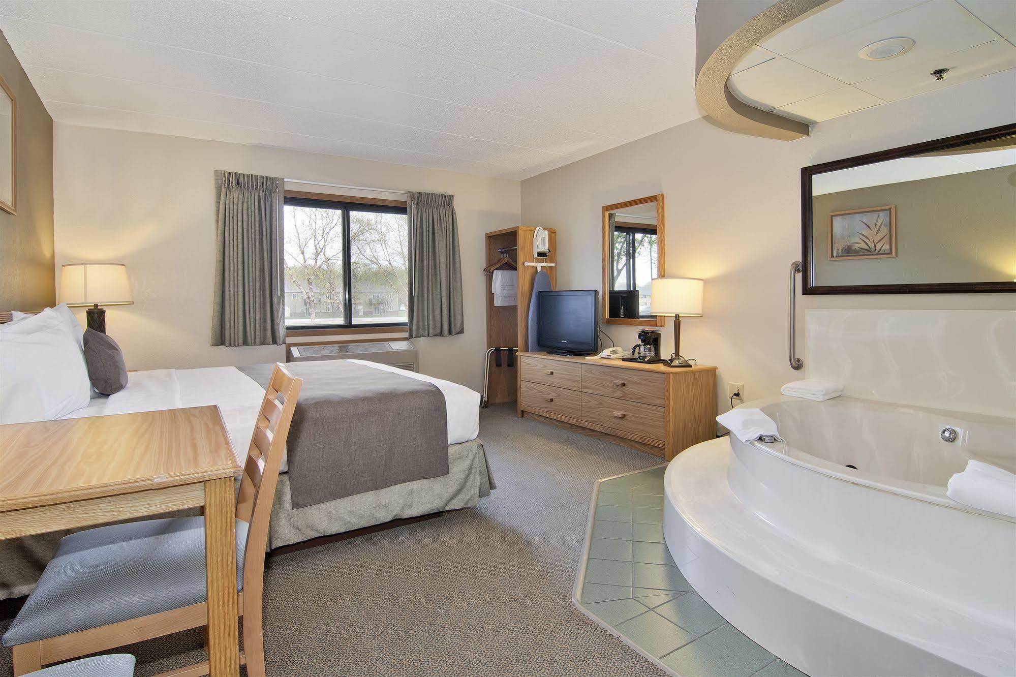 Boarders & By Cobblestone - Hotel 2*